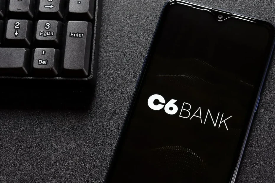 Aposentado preocupado analisando documentos financeiros com um laptop.