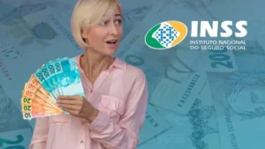 Idoso recebe extrato de pagamento do INSS