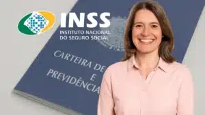 Pessoas idosas na fila de banco para receber benefício do INSS