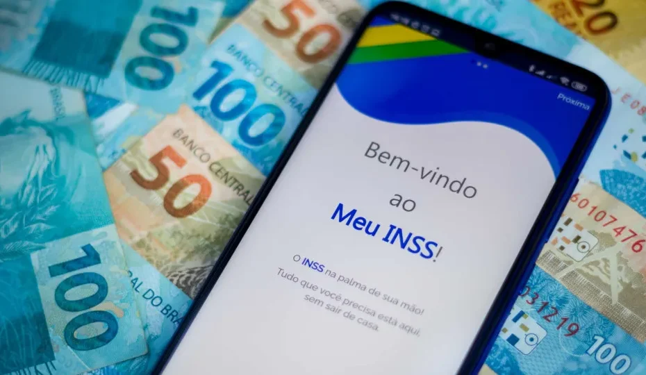 Idoso olha surpreso e satisfeito para um extrato de pagamento do INSS.