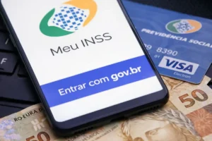 Aposentado brasileiro feliz ao verificar extrato bancário com notícia de valor extra do INSS.