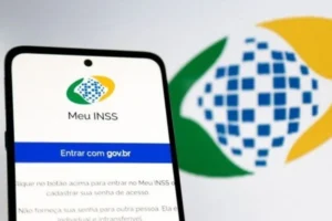 Aposentado preocupado olhando para o aplicativo Meu INSS em seu celular.