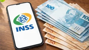 Idoso preocupado com comunicado do INSS sobre benefício