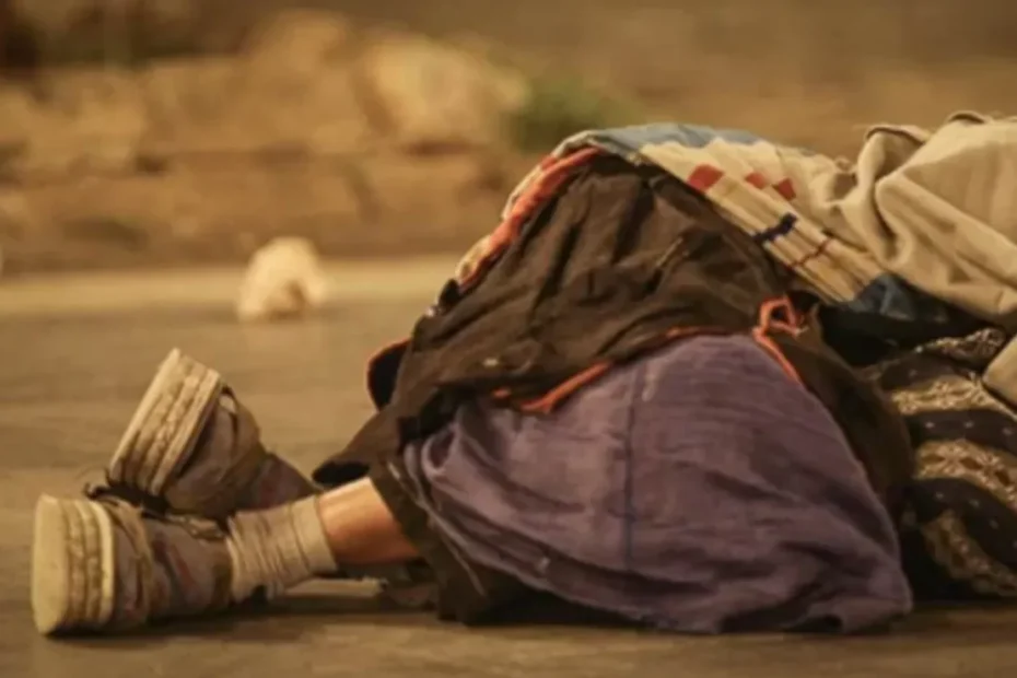 Assistentes sociais abordam morador de rua em Joinville, SC