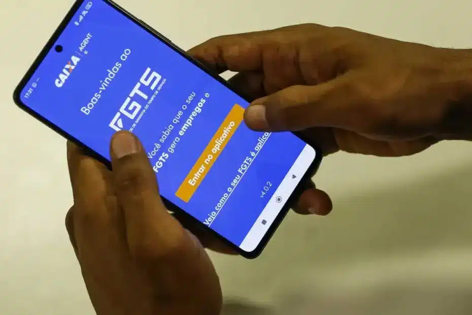 Morador de Juiz de Fora consultando aplicativo do FGTS no celular