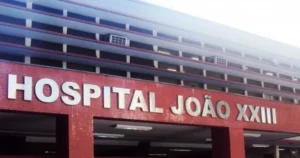 Greve de funcionários da Fhemig em frente a um hospital
