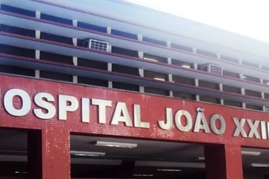 Greve de funcionários da Fhemig em frente a um hospital