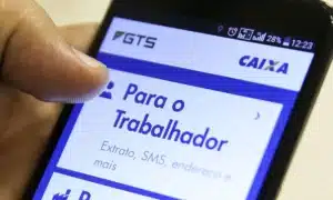 Morador de Laguna utiliza aplicativo no celular para solicitar saque do FGTS.