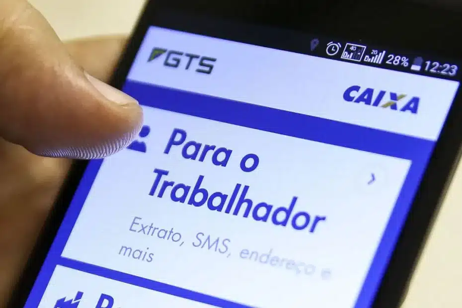 Morador de Laguna utiliza aplicativo no celular para solicitar saque do FGTS.