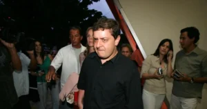 Cena de escritório moderno com foco em investigação financeira.