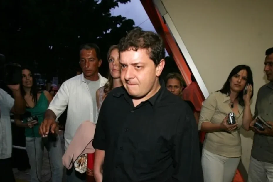 Cena de escritório moderno com foco em investigação financeira.