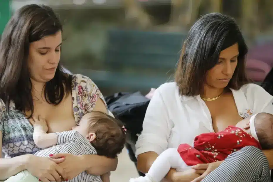 Mãe de primeira viagem com seu bebê recém-nascido recebendo apoio financeiro.