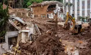 Caminhão-agência da Caixa atende moradores de cidade mineira afetada por enchentes.