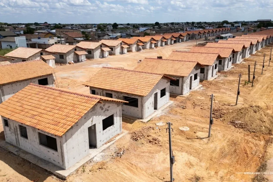 Família feliz celebra a conquista da casa própria com a documentação do Minha Casa, Minha Vida.