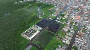 Morador de Mongaguá avalia danos em sua casa após fortes chuvas, que levaram à liberação do saque calamidade do FGTS.
