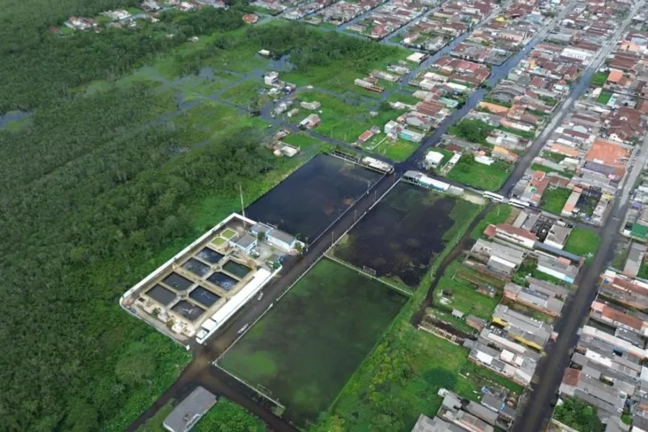 Morador de Mongaguá avalia danos em sua casa após fortes chuvas, que levaram à liberação do saque calamidade do FGTS.