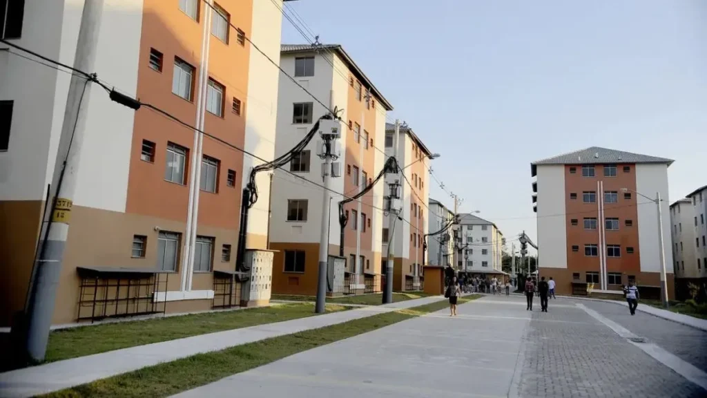 Família em Florianópolis revisa documentos de programa habitacional