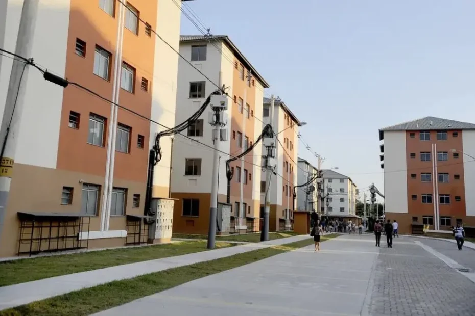 Família em Florianópolis revisa documentos de programa habitacional