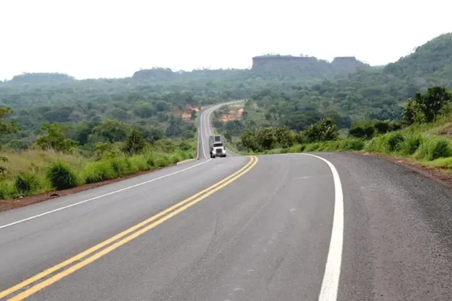 Imagem aérea de um trecho da TO-355 no Tocantins, com veículos e indicações de futura concessão