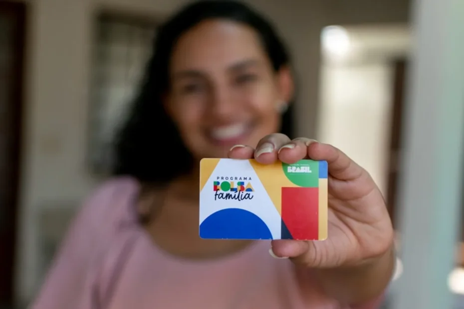 Mulher brasileira, titular do Bolsa Família, com crianças, em casa, simbolizando segurança alimentar e gestão familiar eficaz.