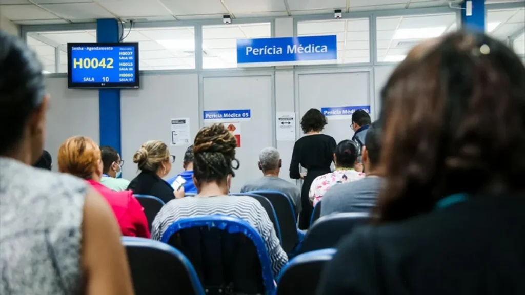 Segurado entrega documentos médicos no INSS para análise de benefício por incapacidade