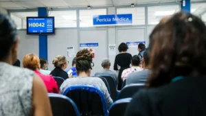 Segurado entrega documentos médicos no INSS para análise de benefício por incapacidade
