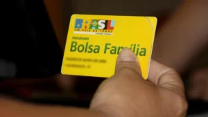 Família brasileira reagindo à notícia do novo Auxílio Brasil, demonstrando esperança.