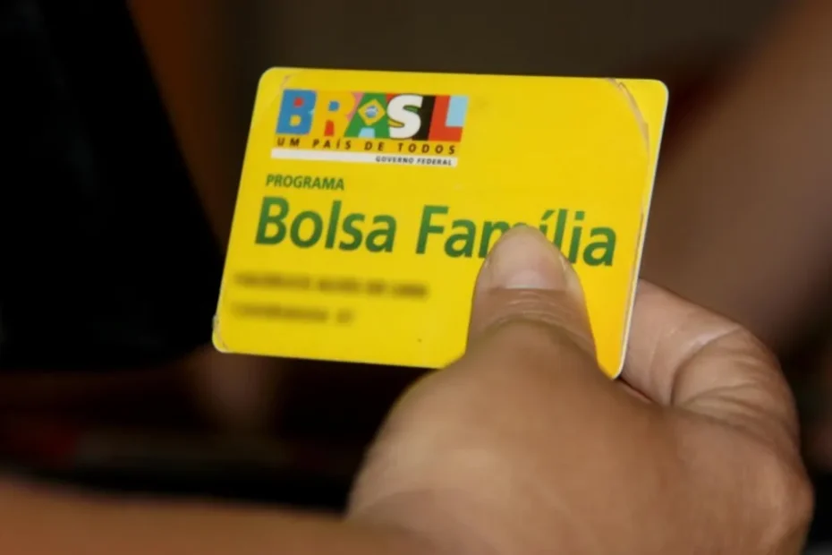 Família brasileira reagindo à notícia do novo Auxílio Brasil, demonstrando esperança.