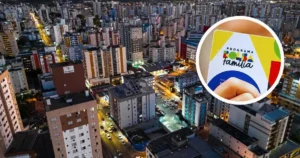 Pessoas comemorando conquista de emprego em Criciúma