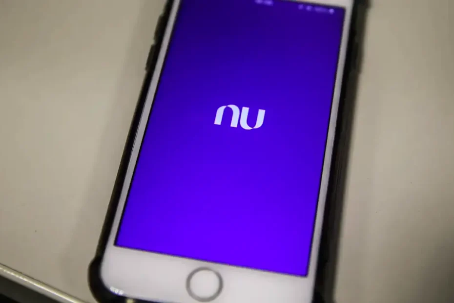 Pessoa preocupada com conta Nubank bloqueada olhando para o celular