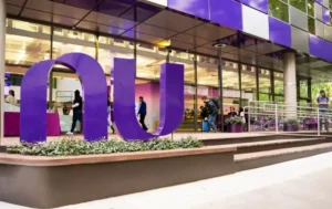 Pessoa frustrada olhando para o celular com erro do aplicativo Nubank