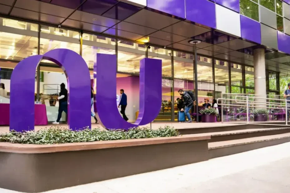 Pessoa frustrada olhando para o celular com erro do aplicativo Nubank