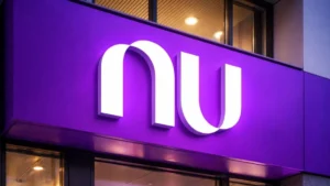 Cartão Nubank Ultravioleta em destaque sobre superfície escura.
