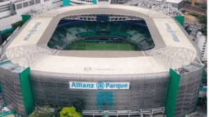 Estádio Allianz Parque em São Paulo com elementos visuais que simulam a possível mudança de nome para Nu Stadium, com torcedores do Palmeiras e cores do Nubank.
