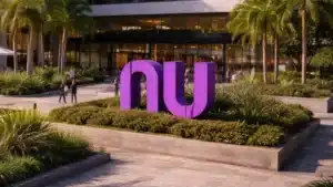 Cliente do Nubank analisa mudança no cashback Ultravioleta em seu celular