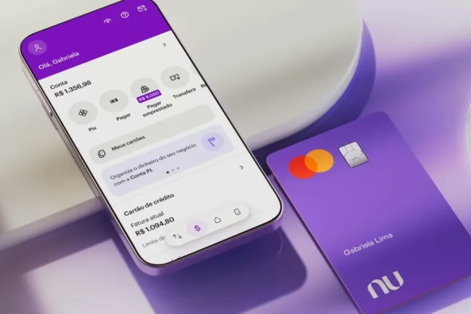 Mão com dinheiro e celular exibindo app Nubank