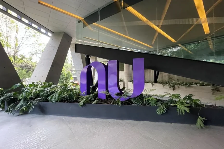 Fachada de uma loja Oxxo no México com pessoas entrando e saindo.