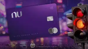 Pessoa segurando o cartão Nubank Ultravioleta em um ambiente moderno