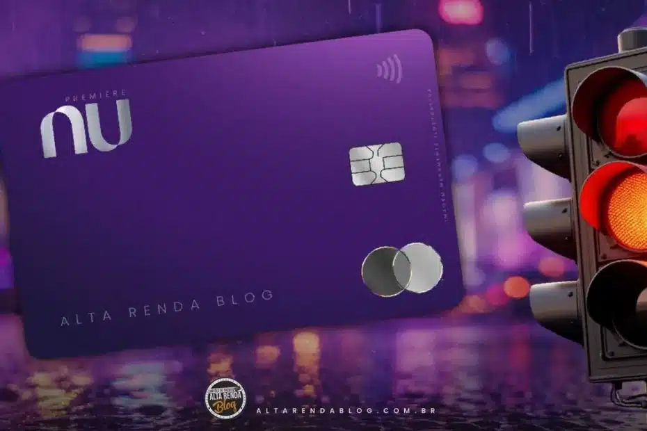 Pessoa segurando o cartão Nubank Ultravioleta em um ambiente moderno