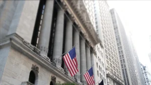 Trader focado em gráficos de ações de fintechs brasileiras na bolsa de Nova York.