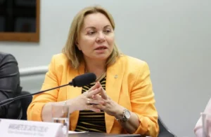 Oficial da Polícia Federal entrega mandado a figura de autoridade em escritório