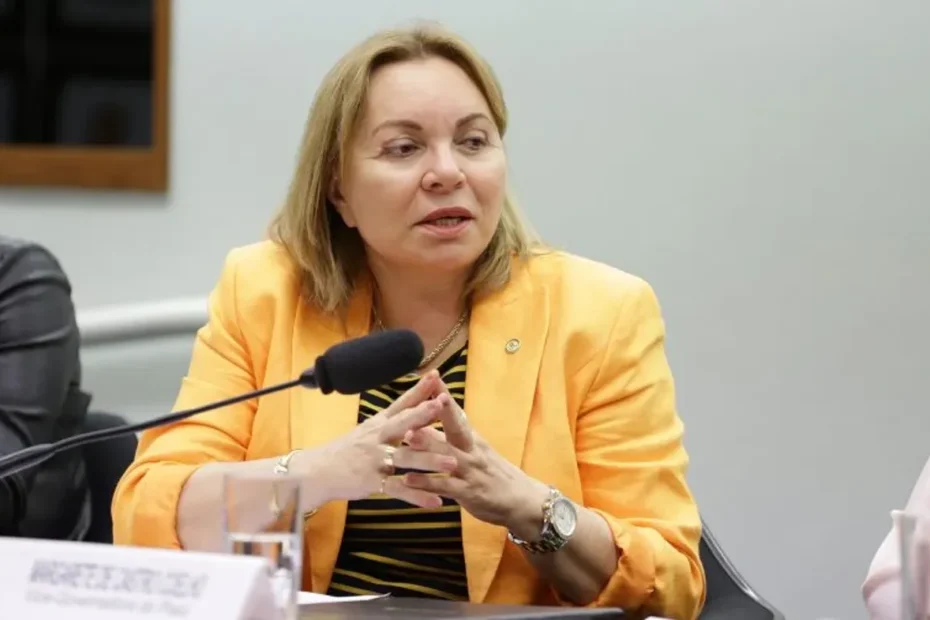 Oficial da Polícia Federal entrega mandado a figura de autoridade em escritório