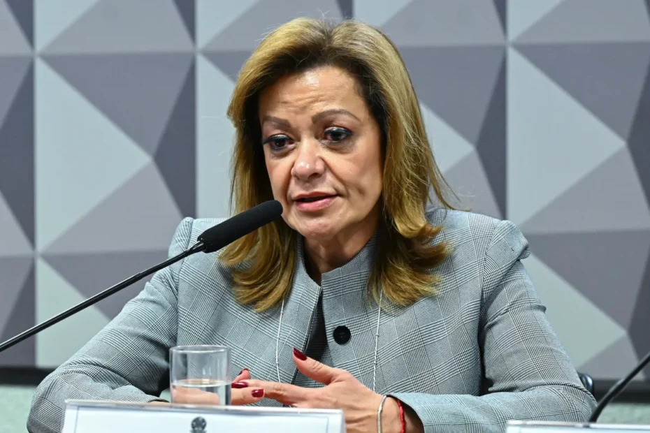 Agente da Polícia Federal com documentos do INSS e Dataprev durante a Operação Sem Desconto.