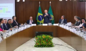 Pessoa preocupada verificando documentos sobre benefícios sociais do governo.