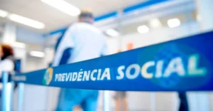Pessoa idosa conferindo informações sobre o INSS em um celular, simbolizando o alívio financeiro