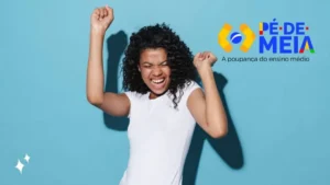 Jovem estudante utilizando aplicativo no celular para verificar o programa Pé-de-Meia.
