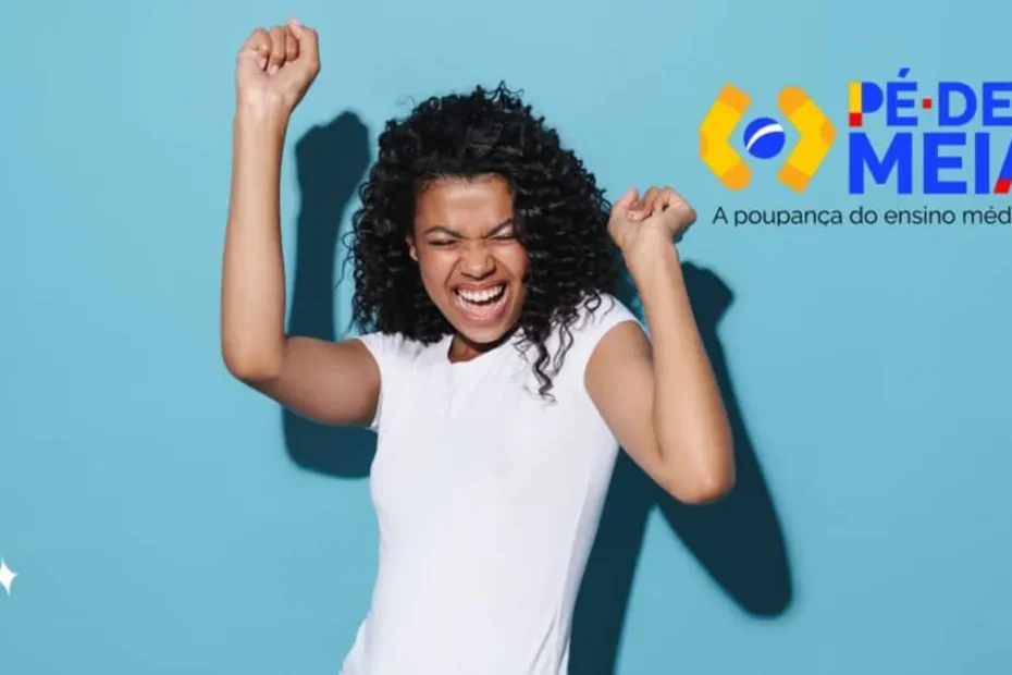 Jovem estudante utilizando aplicativo no celular para verificar o programa Pé-de-Meia.