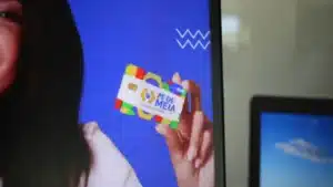 Estudantes consultam informações sobre o pagamento do programa Pé-de-Meia em um celular.