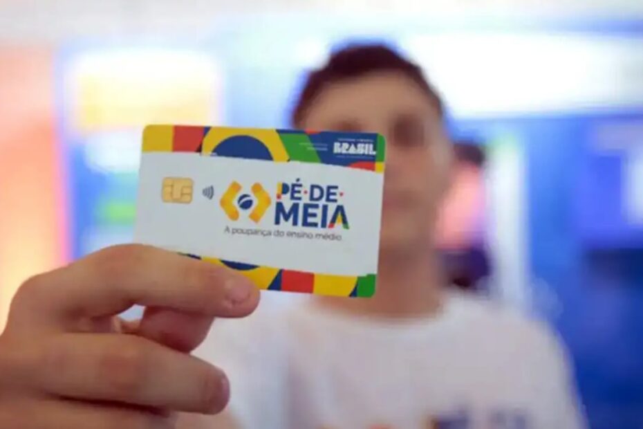 Jovem estudante sorrindo ao consultar o pagamento do Pé-de-Meia pelo celular