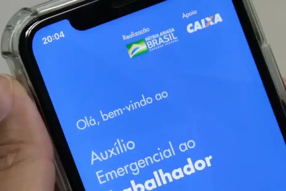Estudante do ensino médio usando celular em sala de aula, com materiais escolares.